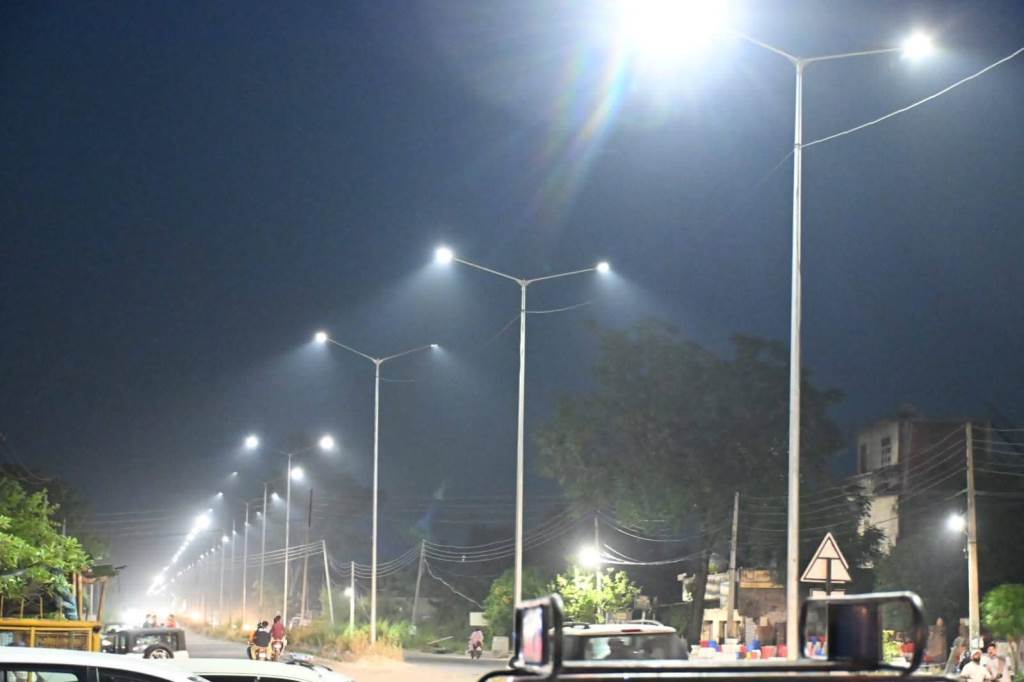 MLA Jimpa inaugurates new street lights from Bhagwan Mahavir Setu to Haryana Road